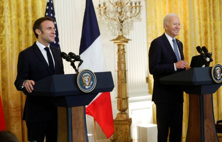 Le président français Emmanuel Macron et le président américain Joe Biden tiennent une conférence de presse conjointe à la Maison Blanche