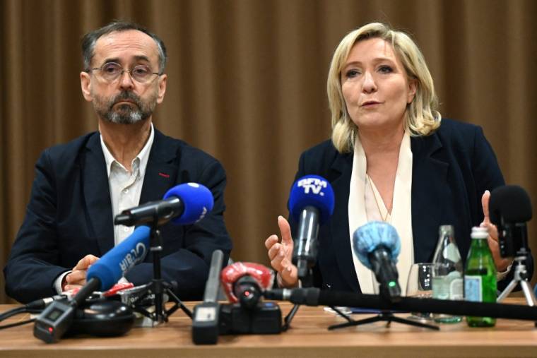 Robert Ménard et Marine Le Pen à Béziers, le 7 janvier 2022. ( AFP / PASCAL GUYOT )
