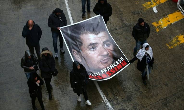 Des manifestants brandissent un portrait d'Yvan Colonna à Bastia pour lui rendre hommage, le 13 mars 2022 ( AFP / Pascal POCHARD-CASABIANCA )