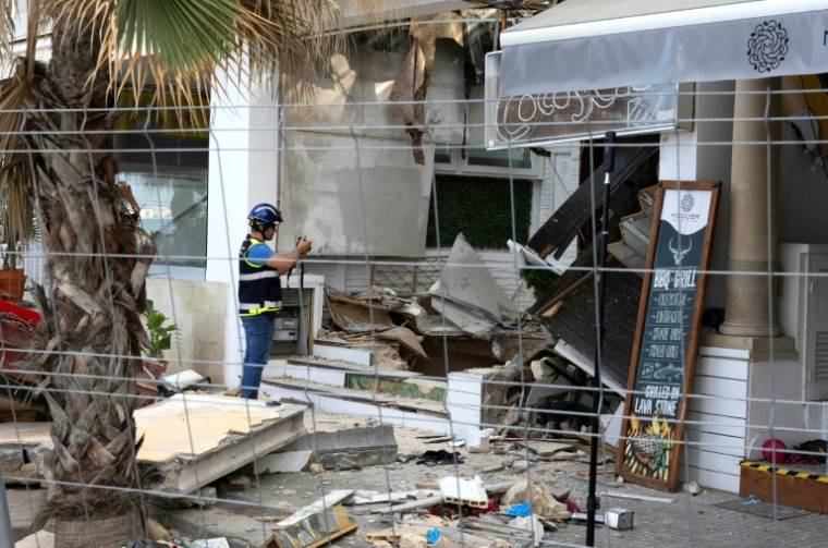 Un policier prend des photos au lendemain de l'effondrement d'un restaurant aux Baléares qui a fait quatre morts, à Playa de Palma au sud de Palma de Majorque le 24 mai 2024 ( AFP / Jaime REINA )