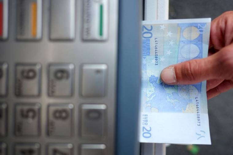 "Si nous entrons dans une spirale salaires-prix, la BCE devra augmenter les taux d'intérêt plus qu'elle ne l'aurait fait autrement",  prévient de le responsable de la BCE ( AFP / JEAN-SEBASTIEN EVRARD )