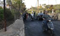 Des habitants et une ambulance sur les lieux après des frappes israéliennes au sud du Liban