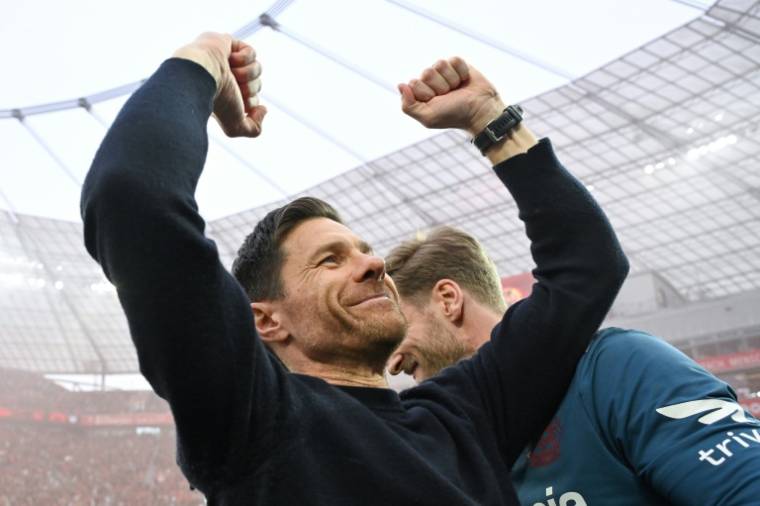 Xabi Alonso, l'entraineur du club de football allemand du  Bayer Leverkusen, fête son titre en championnat d'Allemagne Bundesliga après la victoire 5-0 contre le Werder Brême au stade de Leverkusen le 14 avril 2024.  ( AFP / INA FASSBENDER )