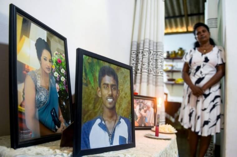 Les photos des deux enfants de Saman et Sriyani (d) Sirimanna, tués dans l'attaque en avril 2019 de l'église Saint-Antoine, le 16 avril 2024 près de Colombo, au Sri Lanka ( AFP / - )