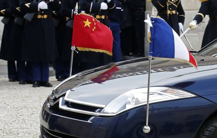 Des drapeaux nationaux français et chinois