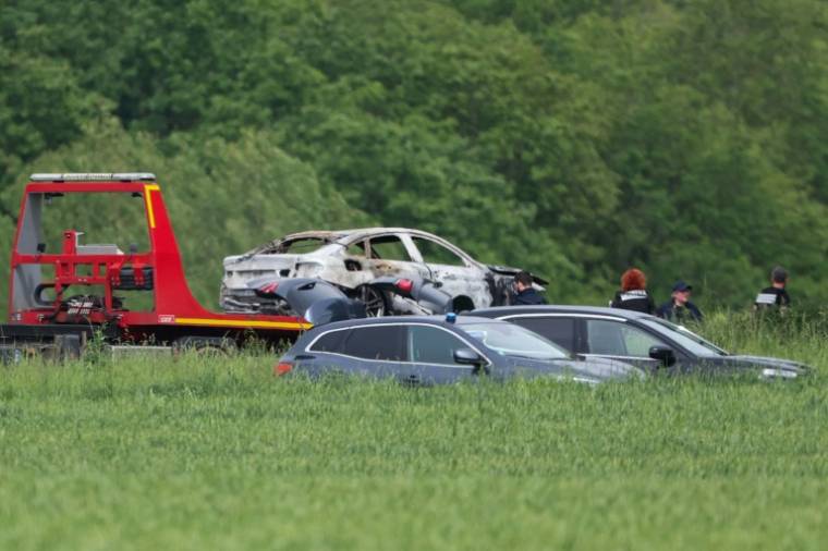 Une voiture carbonisée utilisée lors d'une attaque à la voiture bélier contre un fourgon pénitentiaire au péage routier d'Incarville, le 14 mai 2024 à Gauville-la-Campagne, dans l'Eure ( AFP / Alain JOCARD )