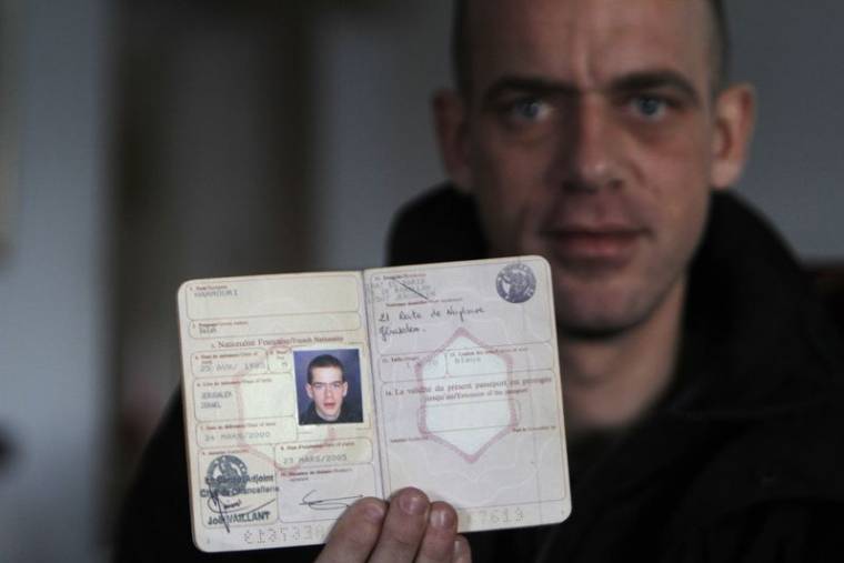 Salah Hamouri montrant son passeport français