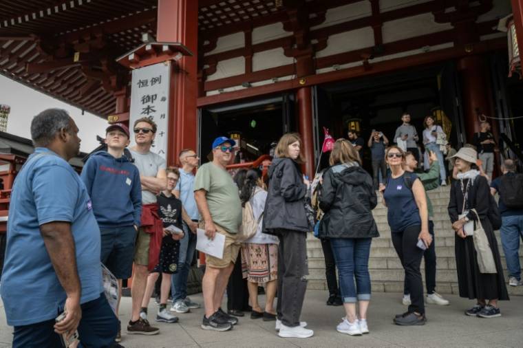 Touristes en visite au temple Sensoji à Tokyo le 30 Avril 30 2024 ( AFP / Yuichi YAMAZAKI )