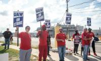 Des membres du syndicat UAW sur un piquet de grève à l'extérieur de l'usine Ford de Wayne, dans le Michigan, le 15 septembre 2023 ( AFP / Matthew Hatcher )