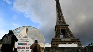 Compte à rebours à 100 jours des Jeux Olympiques de Paris 2024 devant la Tour Eiffel, le 16 avril 2024 à Paris ( AFP / Stefano RELLANDINI )