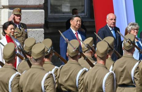 Le président hongrois Tamas Sulyok (d) et son homologue chinois Xi Jinping passent en revue la garde d'honneur à Budapest, le 9 mai 2024 ( POOL / Zoltan MATHE )