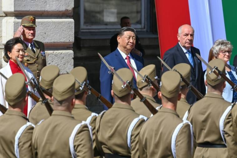 Le président hongrois Tamas Sulyok (d) et son homologue chinois Xi Jinping passent en revue la garde d'honneur à Budapest, le 9 mai 2024 ( POOL / Zoltan MATHE )